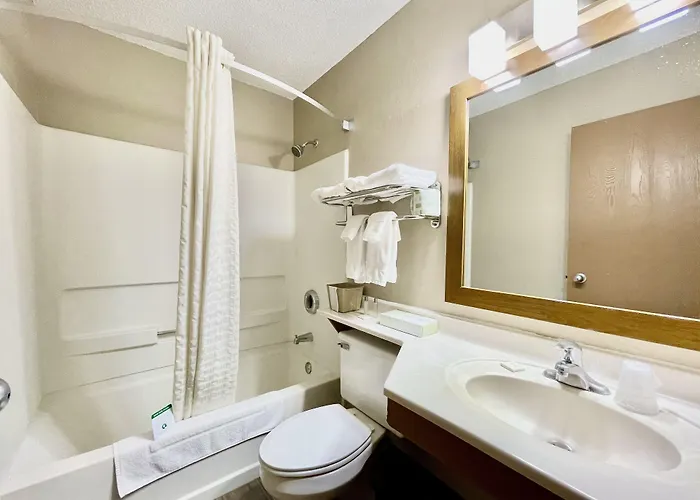 Econo Lodge *